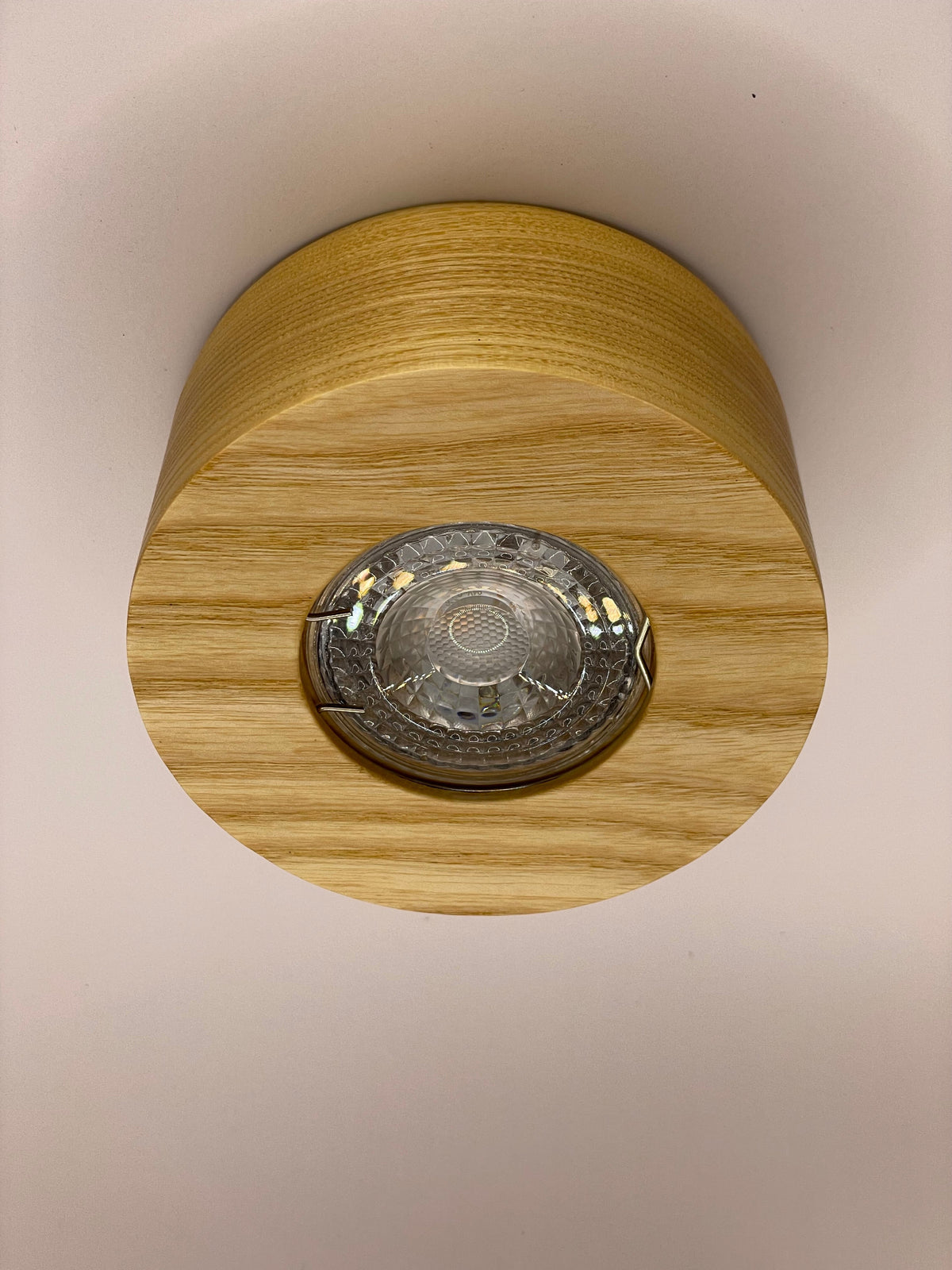 wood led ceiling spotlight white ash front view with gu10 bulb inside fixture